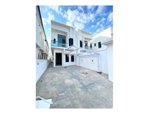 Ultramodern 4 bedroom semi-detached duplex