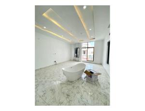 Ultramodern 4 bedroom semi-detached duplex - 3
